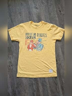 Rock ‘Em Sock ‘Em Robots Graphic T-Shirt Yellow Retro Toy Tee Size Small